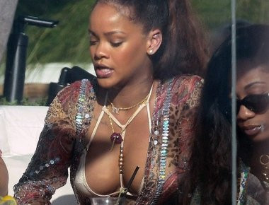 Mας «τύφλωσε» με το μπούστο της η Rihanna (φωτό)